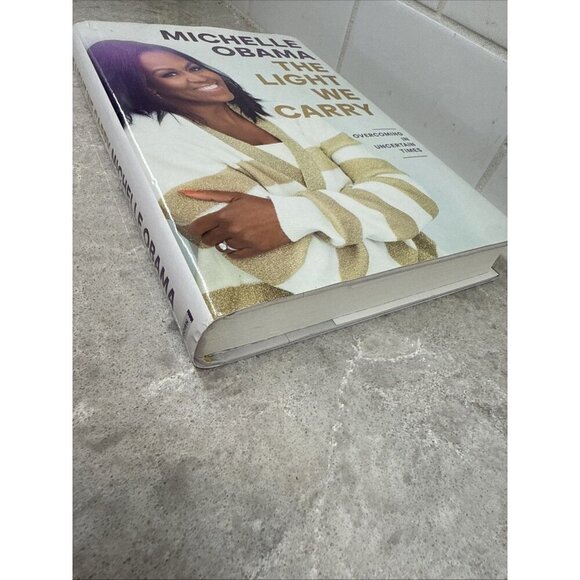 The Light We Carry: Overcoming in Uncertain Times, Michelle Obama. Hardcover New - Picture 3 of 10